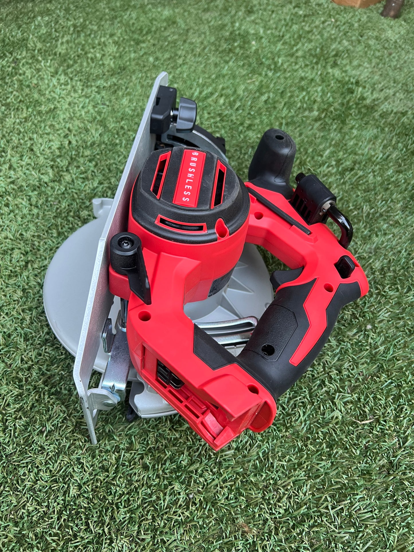 Milwaukee M18 18V Lithium-Ion Brushless Cordless 7-1/4 in. Circular Saw (Tool-Only)