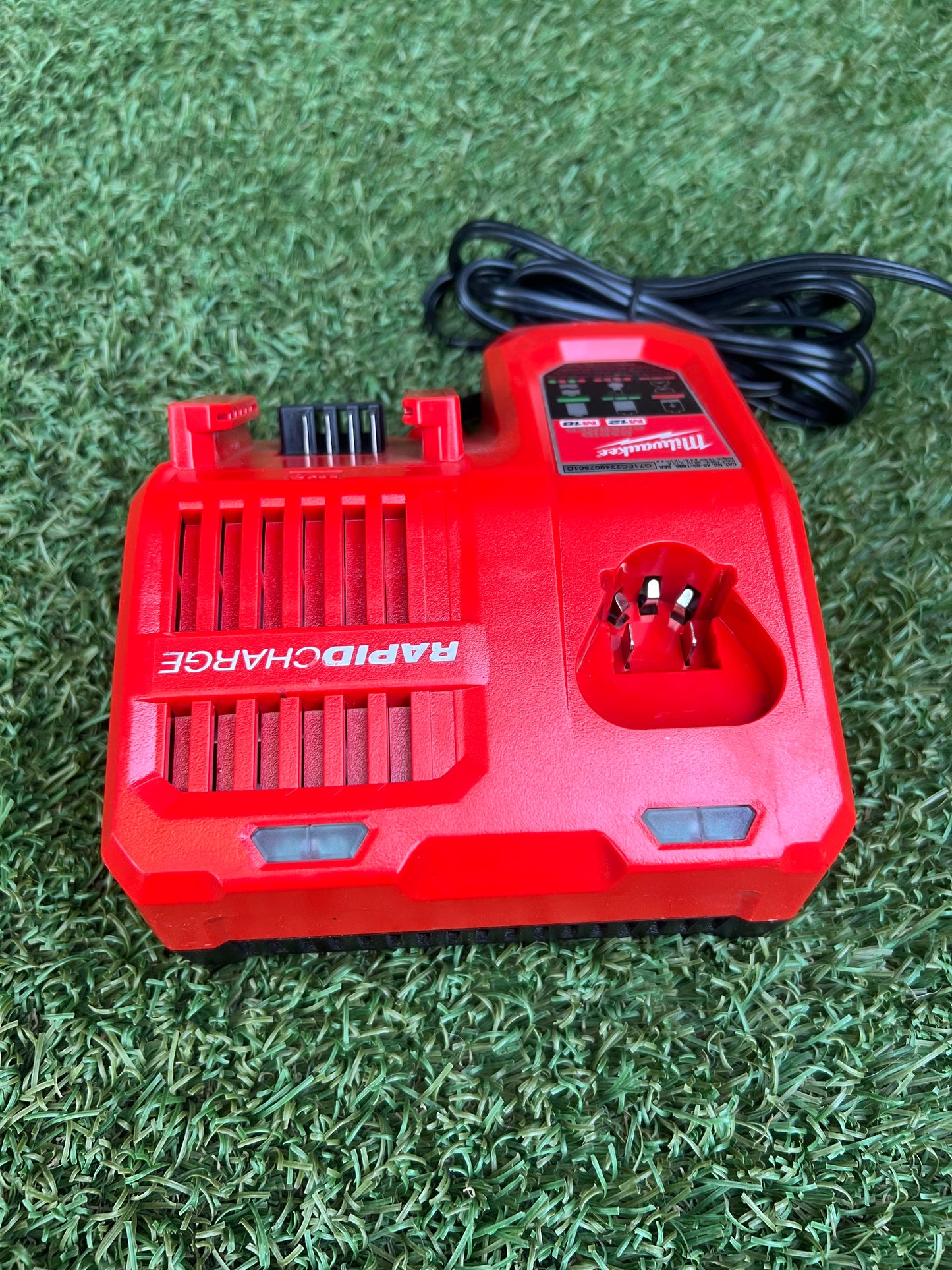 Milwaukee M12 and M18 12-Volt/18-Volt Lithium-Ion Multi-Voltage Rapid Battery Charger