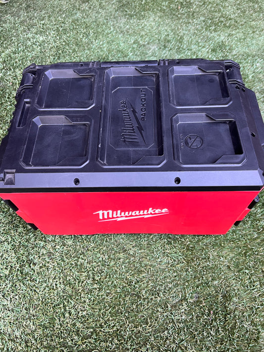Milwaukee M18 18-Volt Lithium-Ion Cordless PACKOUT 3000 Lumens LED Light with Built-In Charger