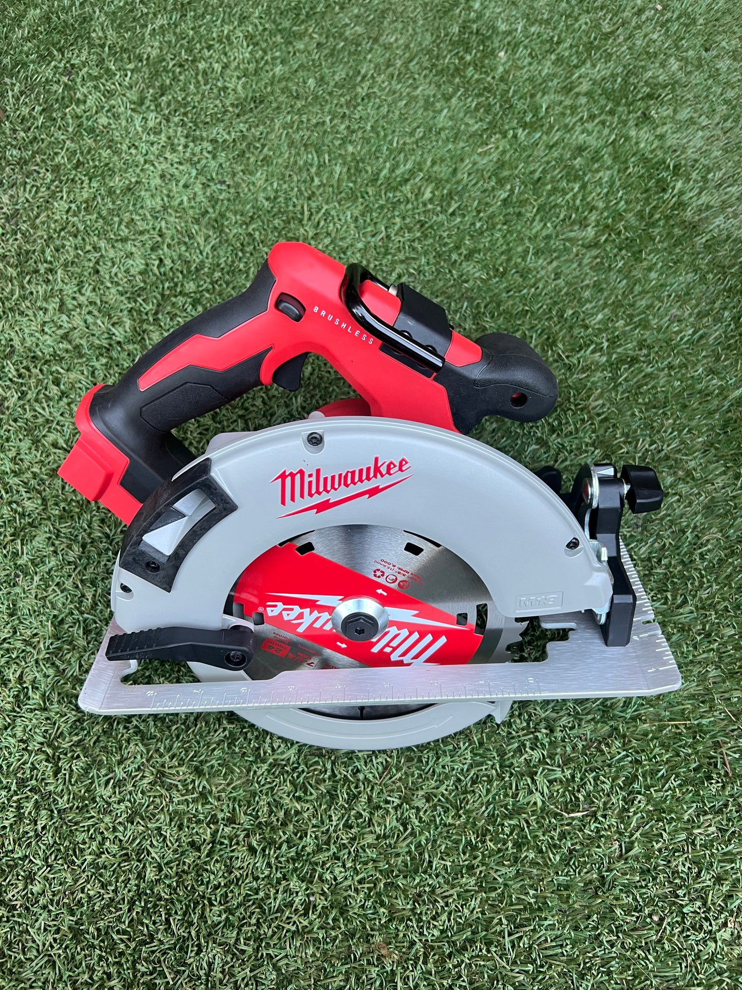 Milwaukee M18 18V Lithium-Ion Brushless Cordless 7-1/4 in. Circular Saw (Tool-Only)