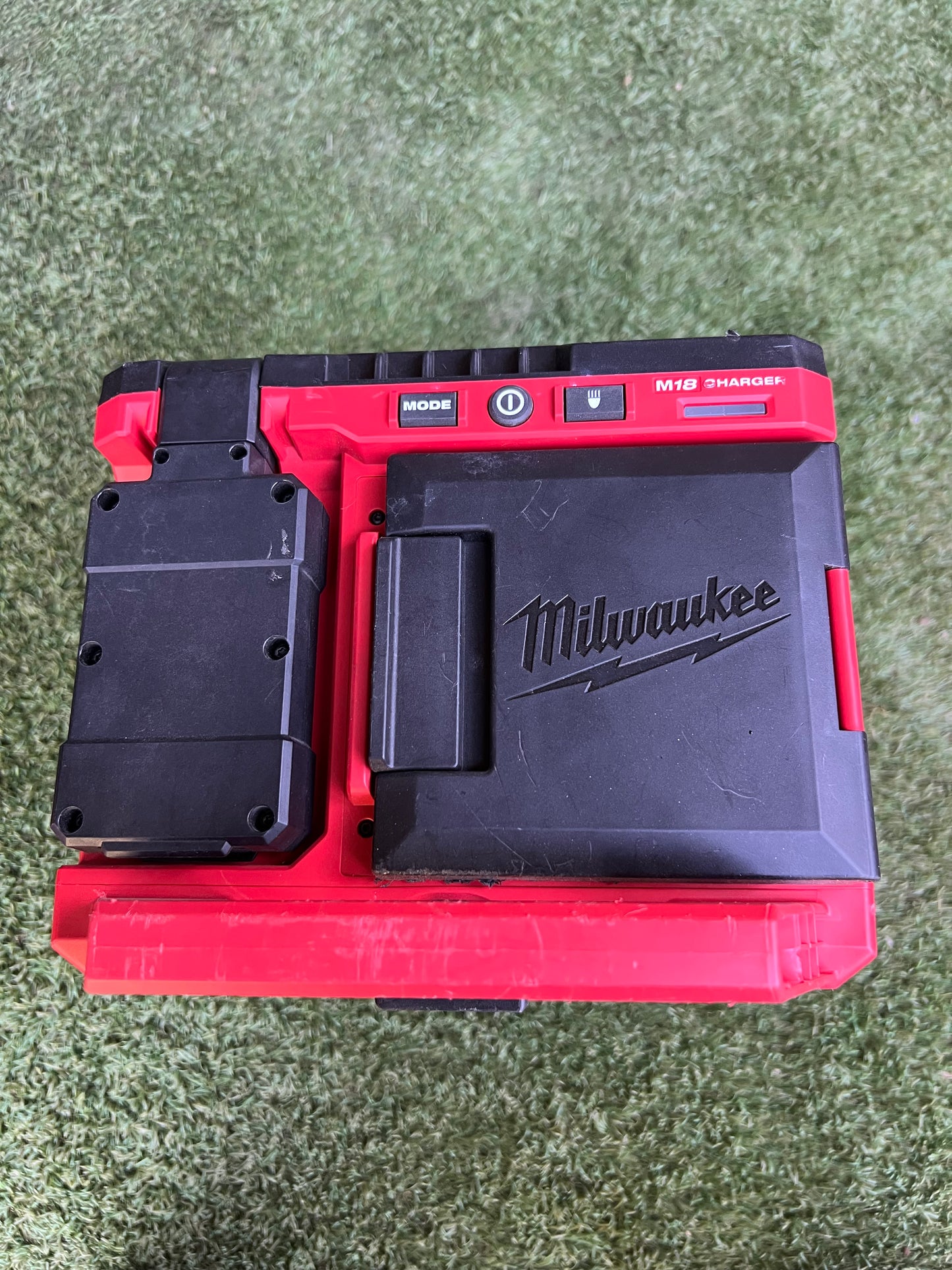 Milwaukee M18 18-Volt Lithium-Ion Cordless PACKOUT 3000 Lumens LED Light with Built-In Charger
