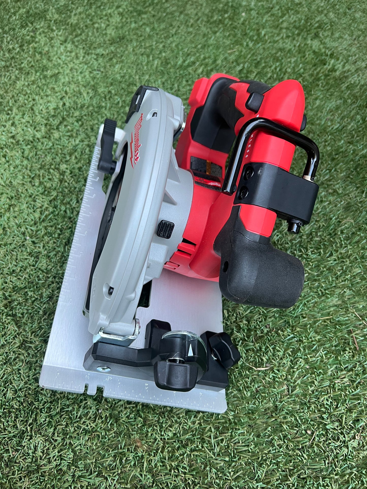 Milwaukee M18 18V Lithium-Ion Brushless Cordless 7-1/4 in. Circular Saw (Tool-Only)
