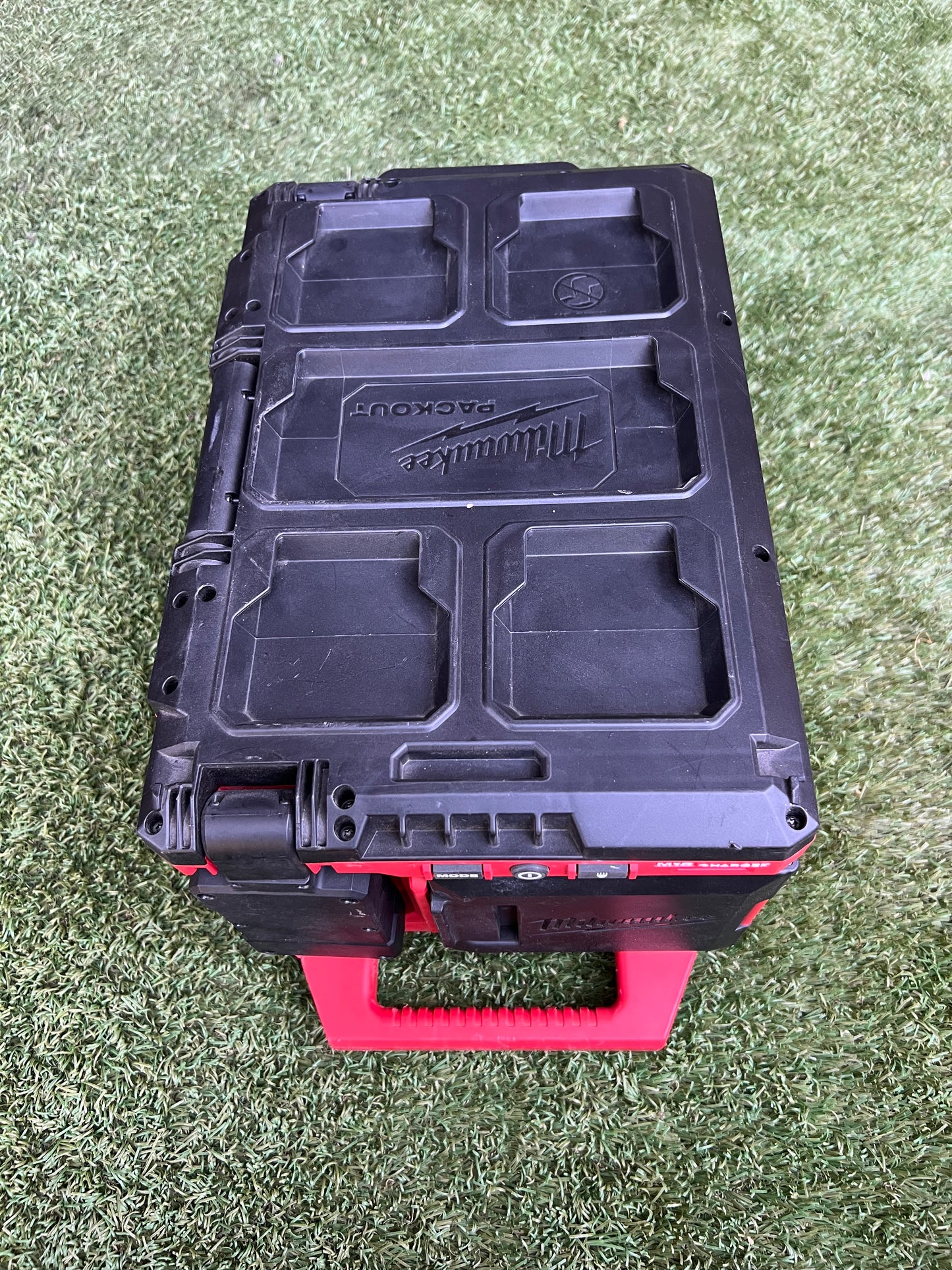 Milwaukee M18 18-Volt Lithium-Ion Cordless PACKOUT 3000 Lumens LED Light with Built-In Charger