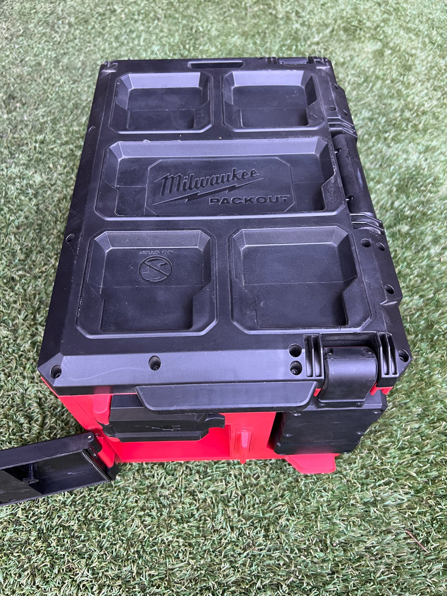 Milwaukee M18 18-Volt Lithium-Ion Cordless PACKOUT 3000 Lumens LED Light with Built-In Charger