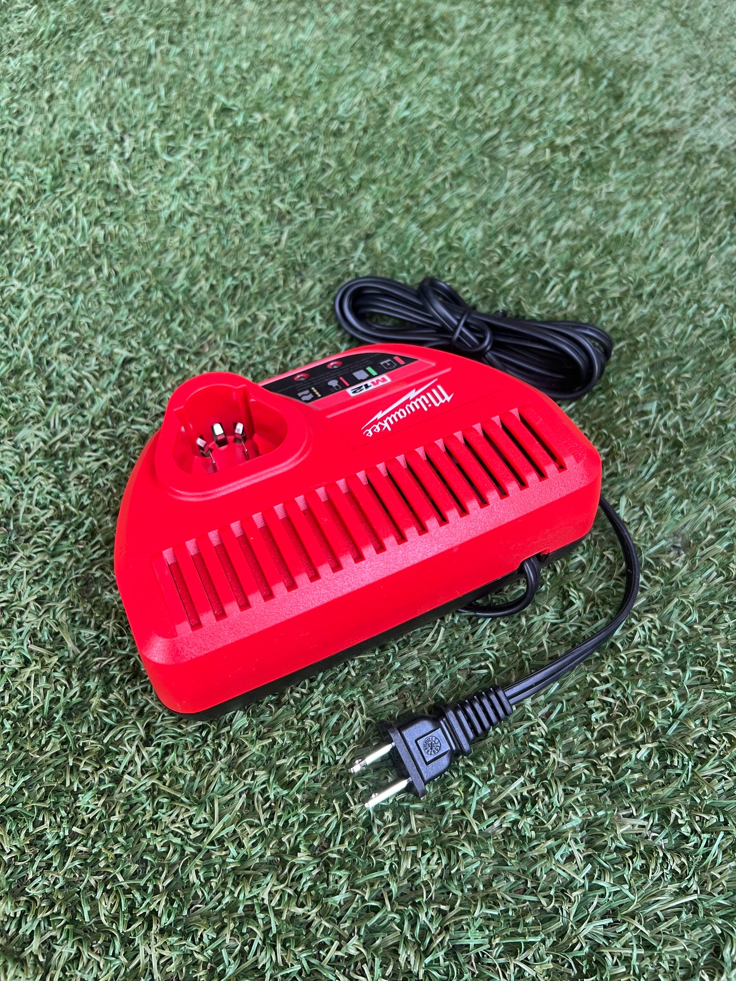 Milwaukee M12 12-Volt Lithium-Ion Battery Charger